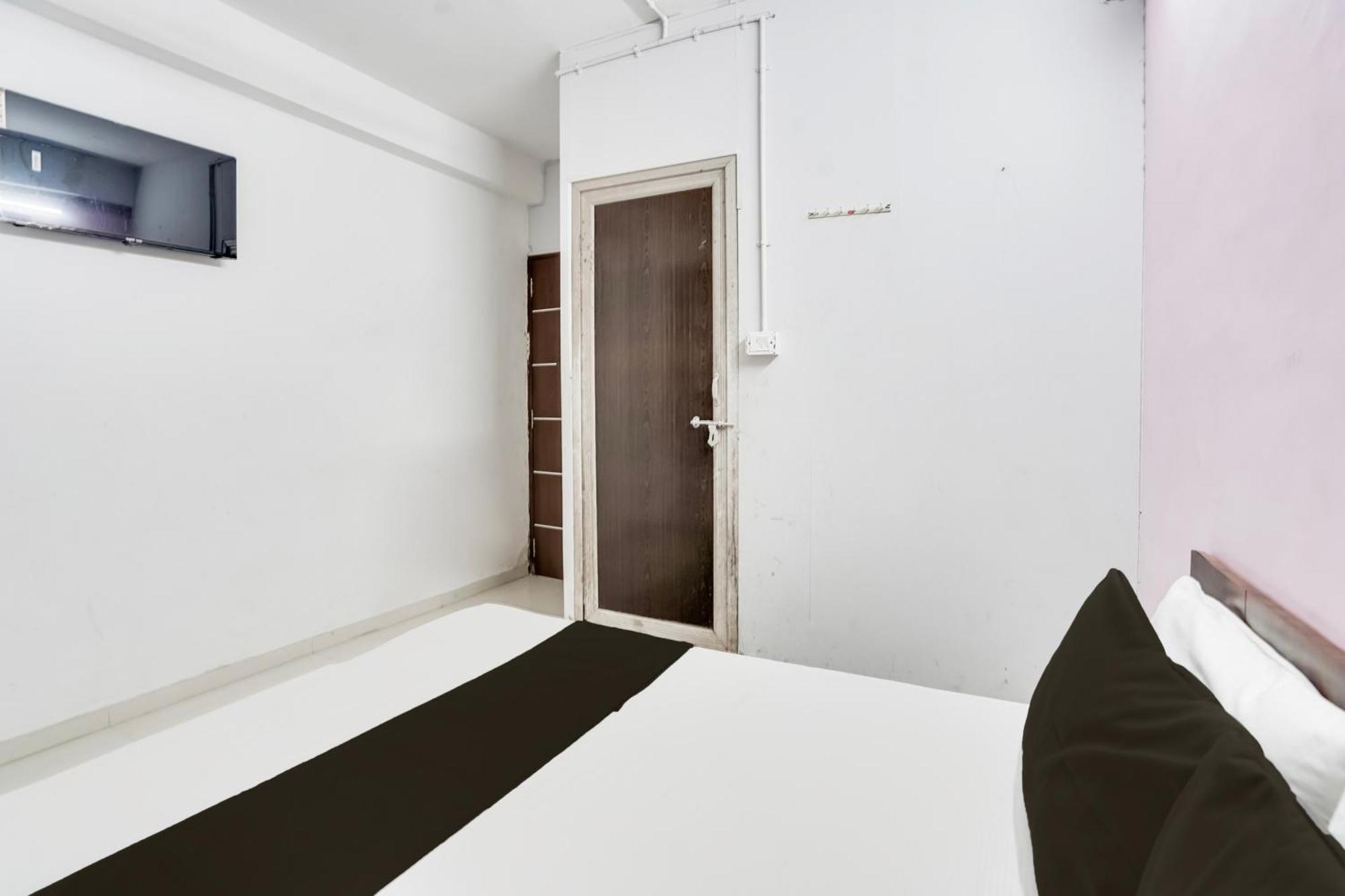 Hotel O Day Night Rooms Surat Eksteriør bilde