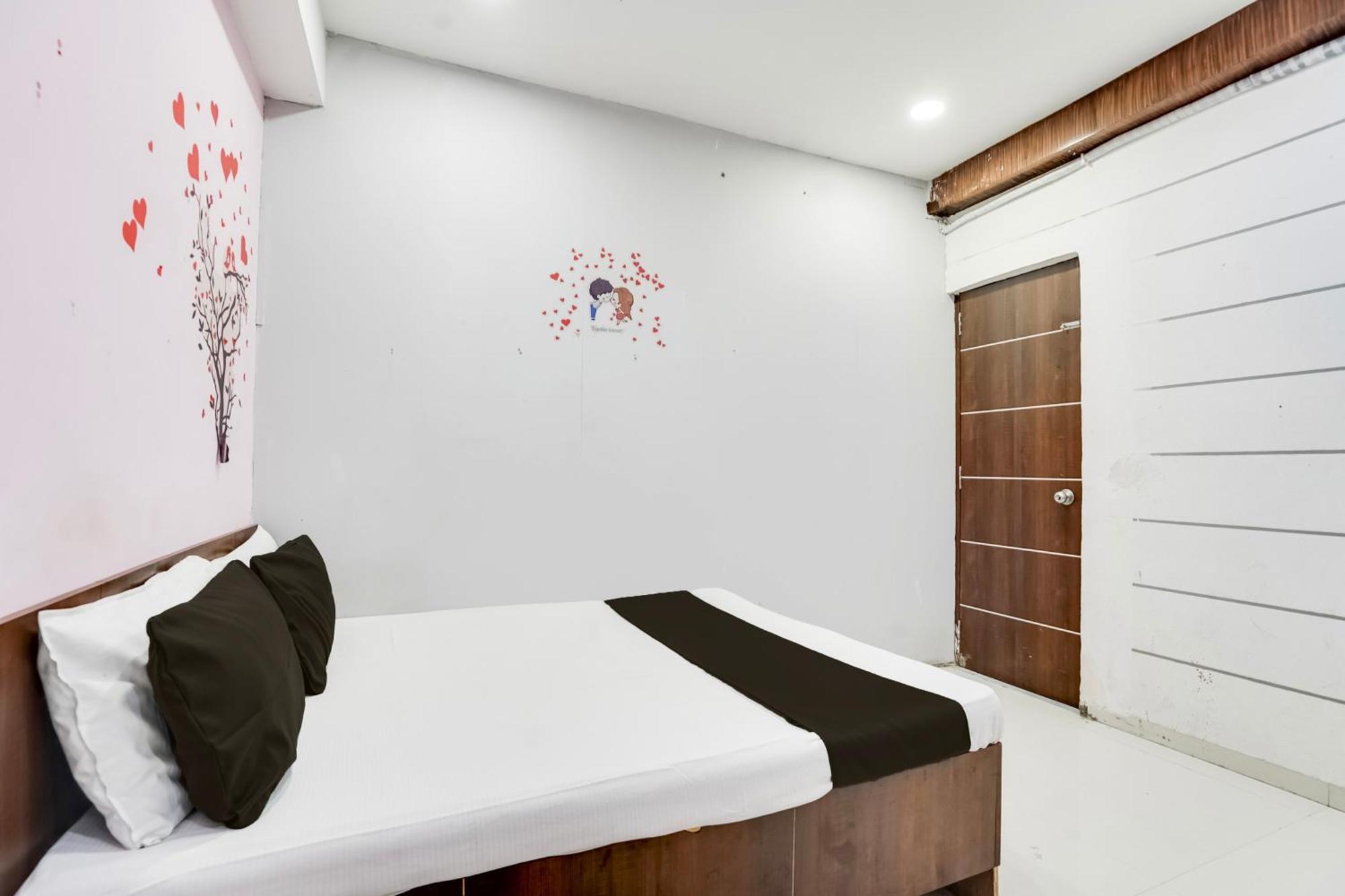 Hotel O Day Night Rooms Surat Eksteriør bilde