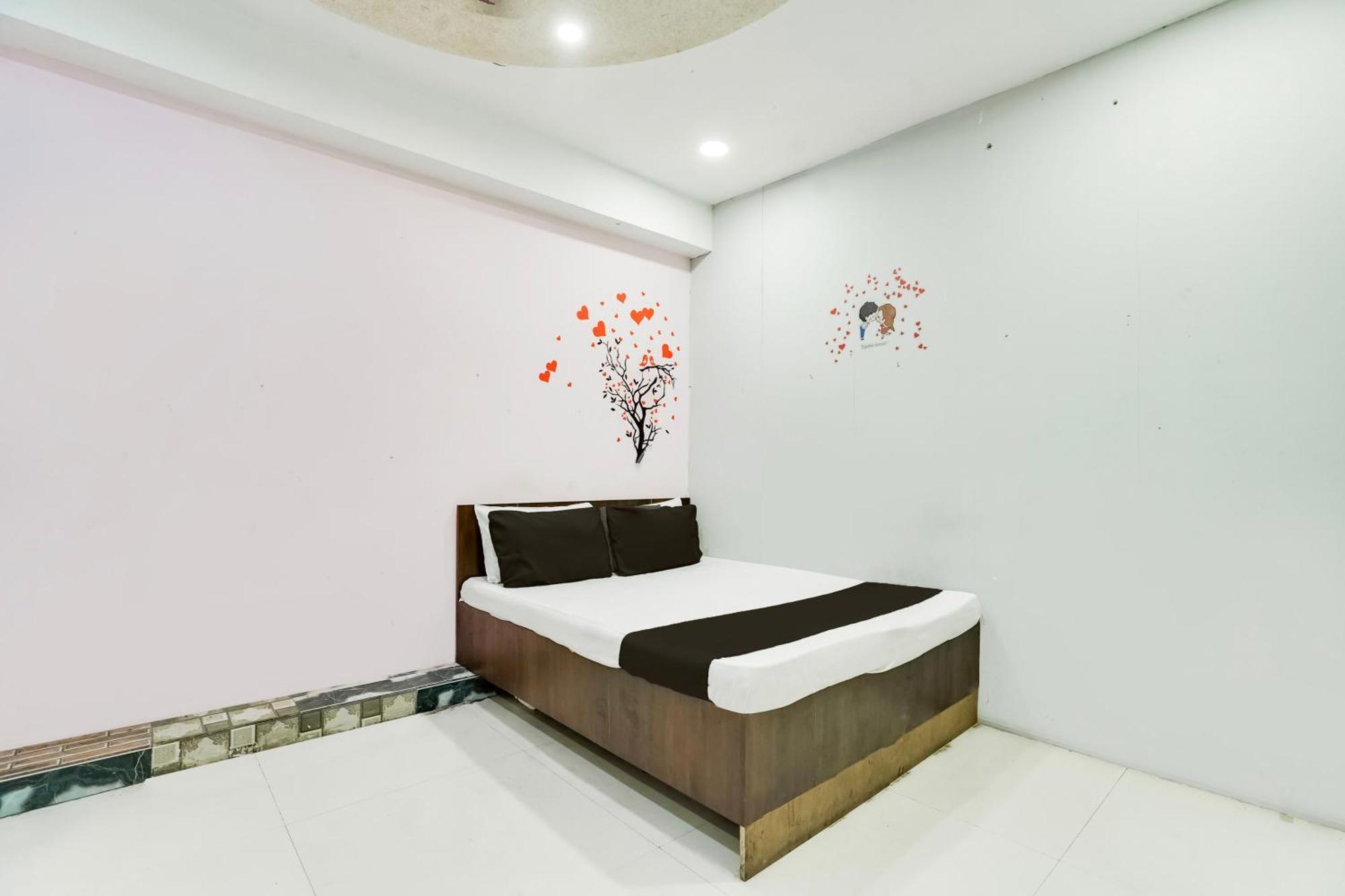 Hotel O Day Night Rooms Surat Eksteriør bilde