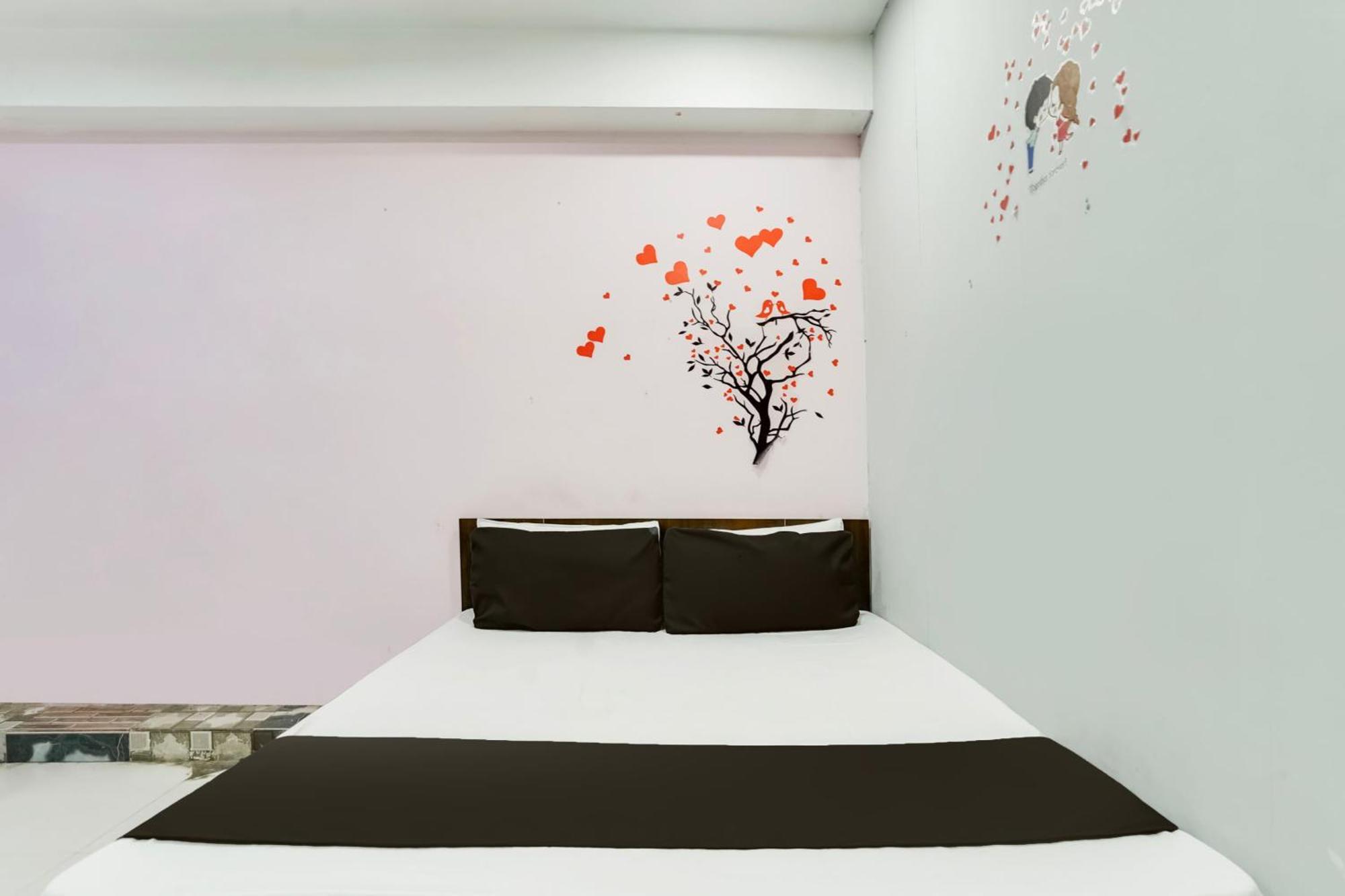 Hotel O Day Night Rooms Surat Eksteriør bilde